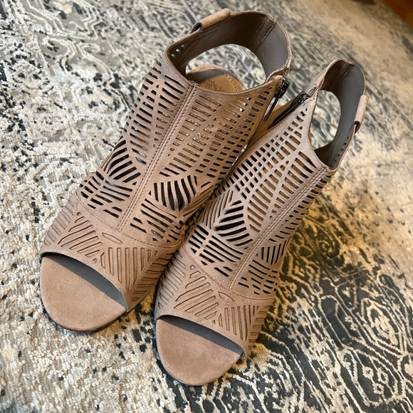 Size 10 Vince Camuto wedges. - Picture 6 of 6